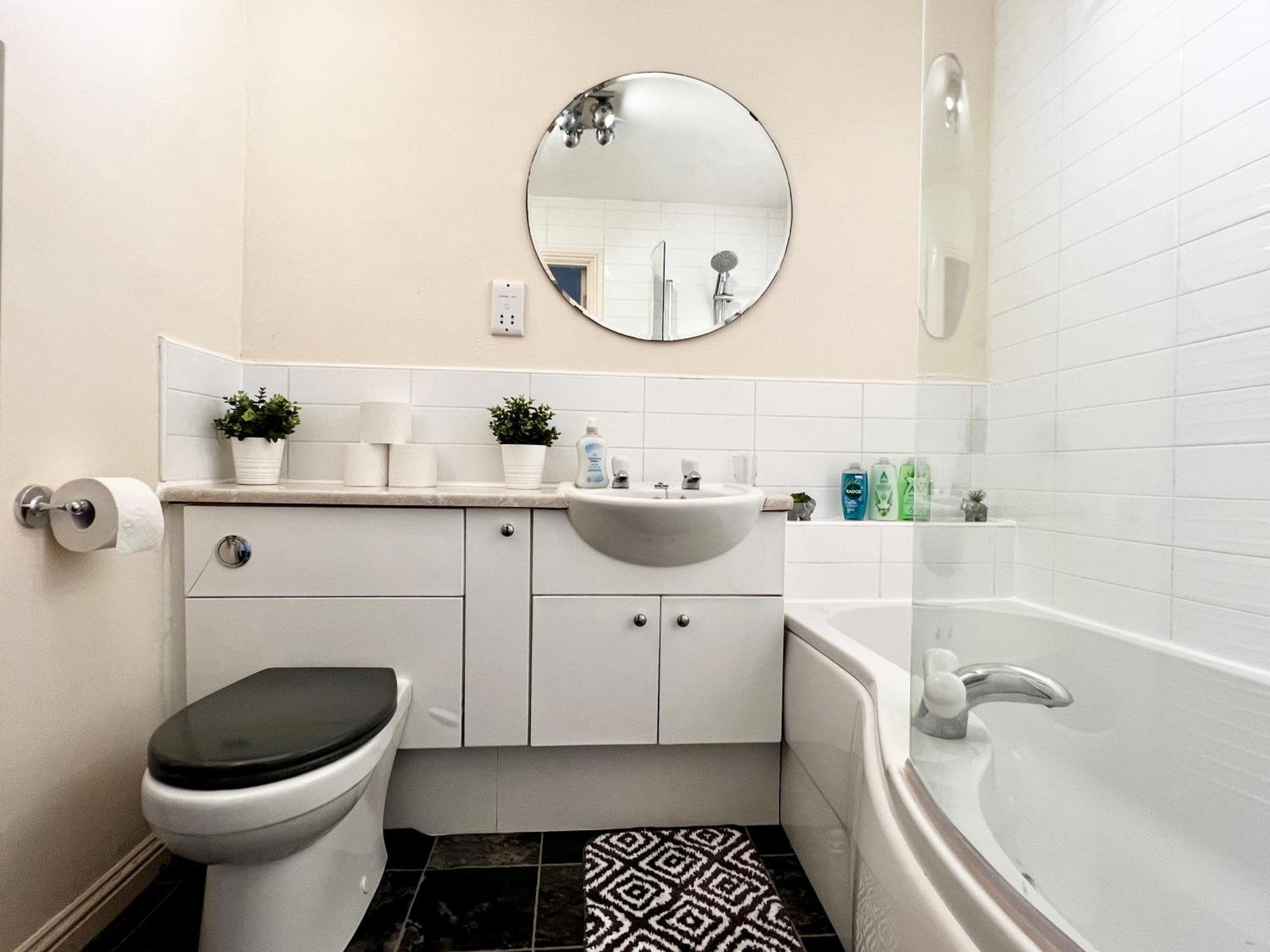 Апартаменты Stylish Modern Flat With Juliet Balcony & Parking Глазго Экстерьер фото