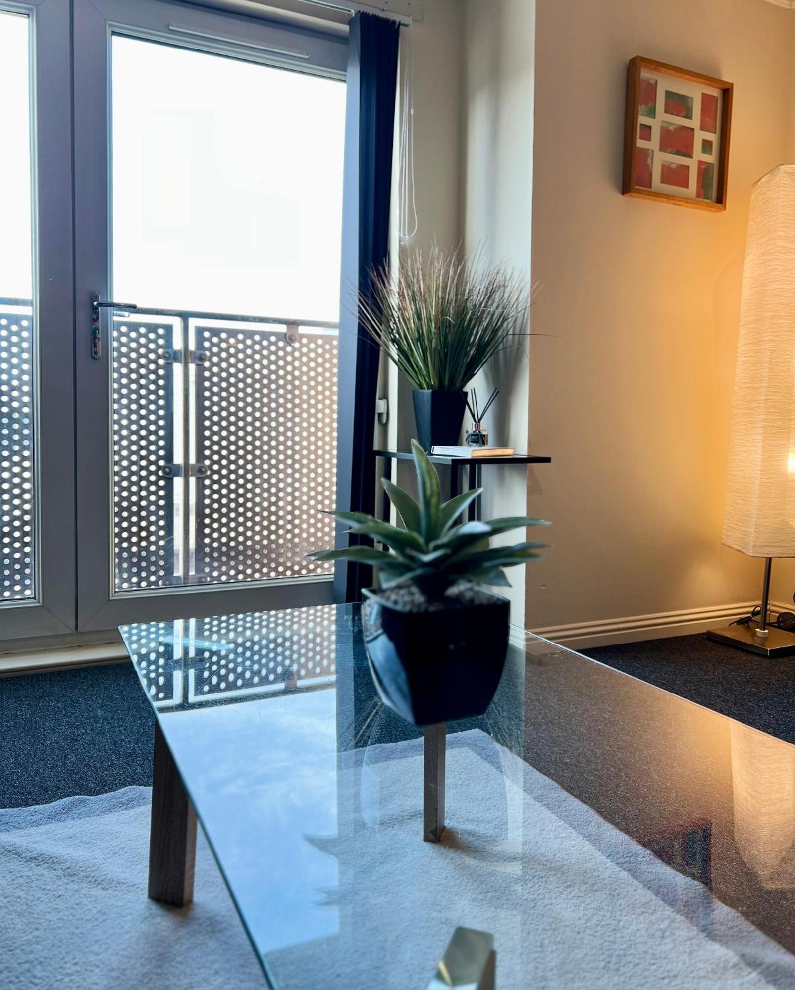 Апартаменты Stylish Modern Flat With Juliet Balcony & Parking Глазго Экстерьер фото
